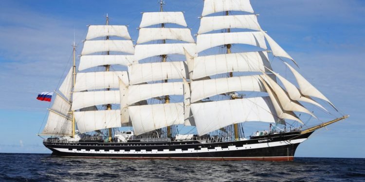 DEV YELKENLİ İSTANBUL BOĞAZINDAN GEÇTİ