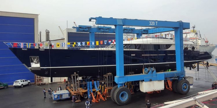 MENGİ YAY YATÇILIK, YENİ YATINI SUYA İNDİRDİ