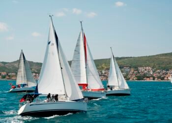 Ege kıyılarında bahar rüzgârı kendini hissettirmeye başlarken, Türkiye’nin üniversite yelken takviminde köklü bir yere sahip olan Jimmy Key Universail Yelken Yarışları bir kez daha rotasını Urla açıklarına çeviriyor.