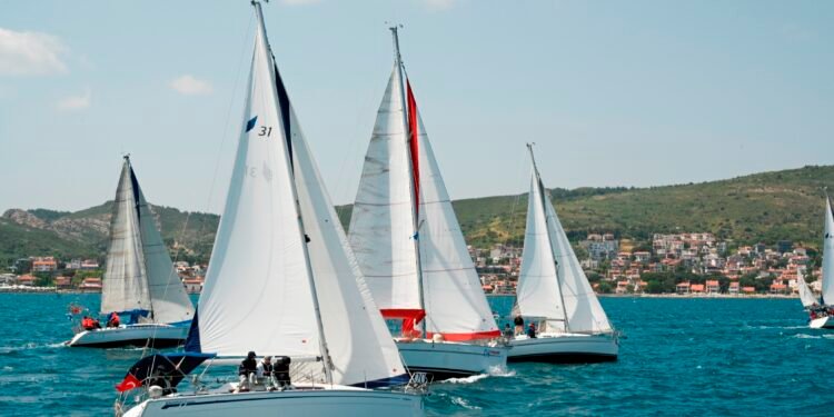 Ege kıyılarında bahar rüzgârı kendini hissettirmeye başlarken, Türkiye’nin üniversite yelken takviminde köklü bir yere sahip olan Jimmy Key Universail Yelken Yarışları bir kez daha rotasını Urla açıklarına çeviriyor.